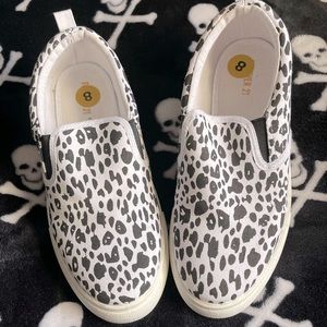 FOREVER 21 - CANVAS SLIP ON SNEAKERS